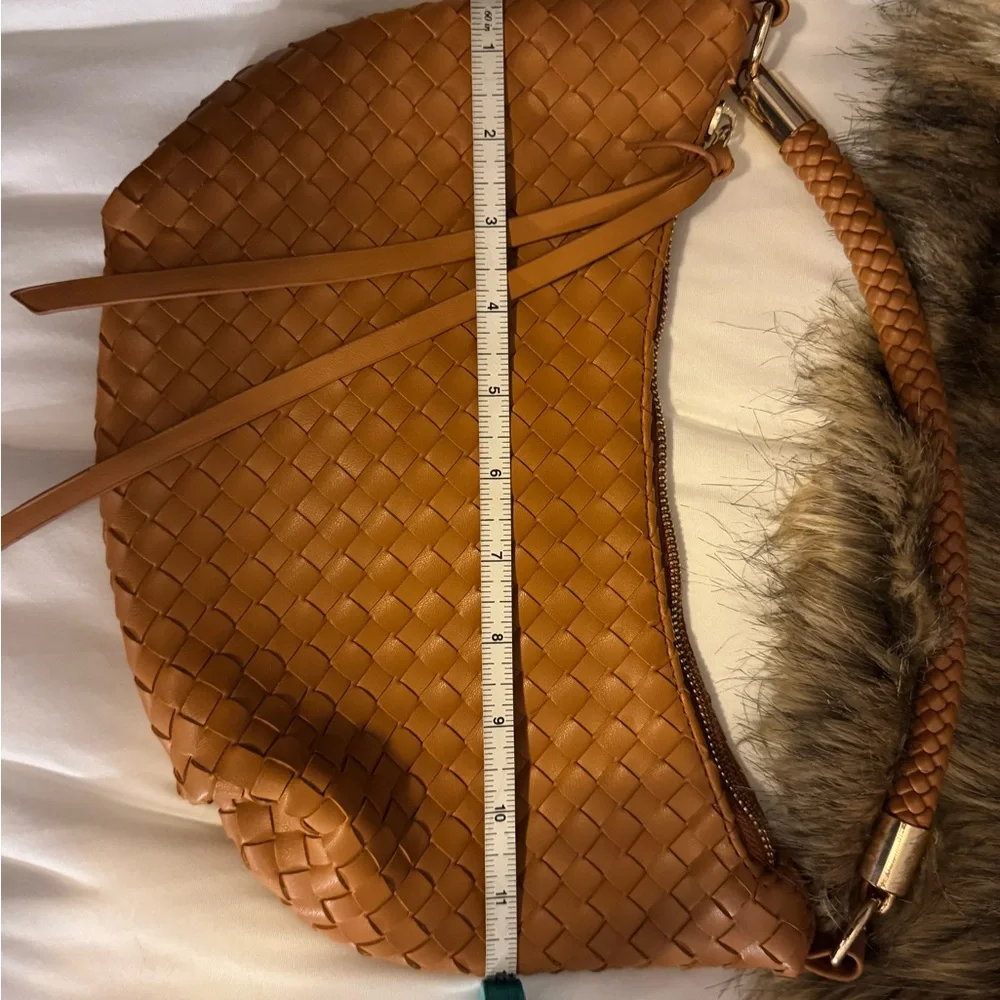 Chic Tan Woven Leather Hobo Bag - Picture 3 of 6